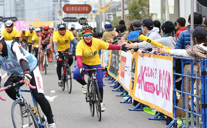 レース前には、自分の自転車で本番のコースを走行できる一般体…