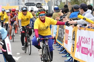 レース前には、自分の自転車で本番のコースを走行できる一般体験走行も実施。